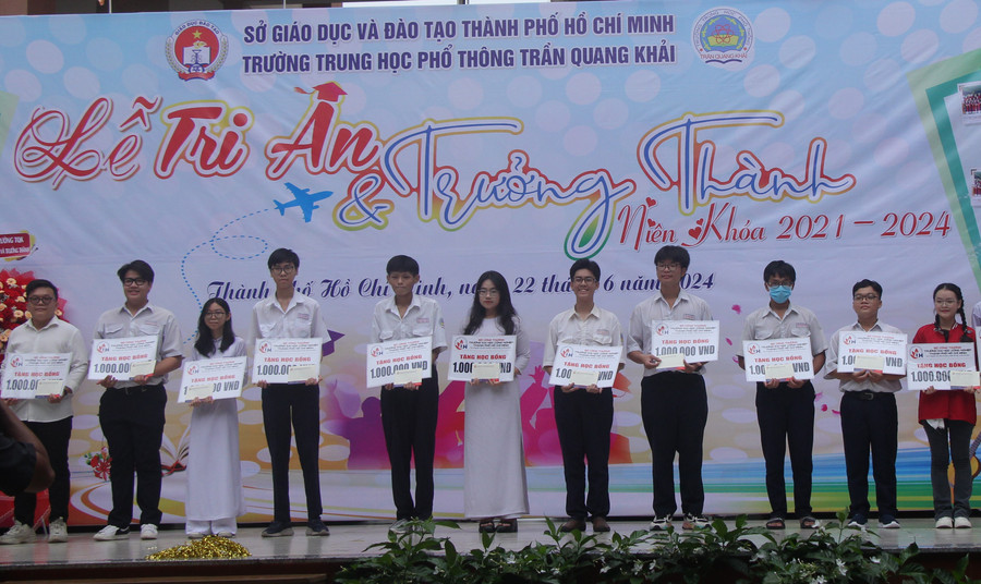 Trường Đại học Công nghiệp TPHCM trao học bổng cho học sinh Trường THPT Trần Quang Khải tại buổi lễ tri ân và trưởng thành.