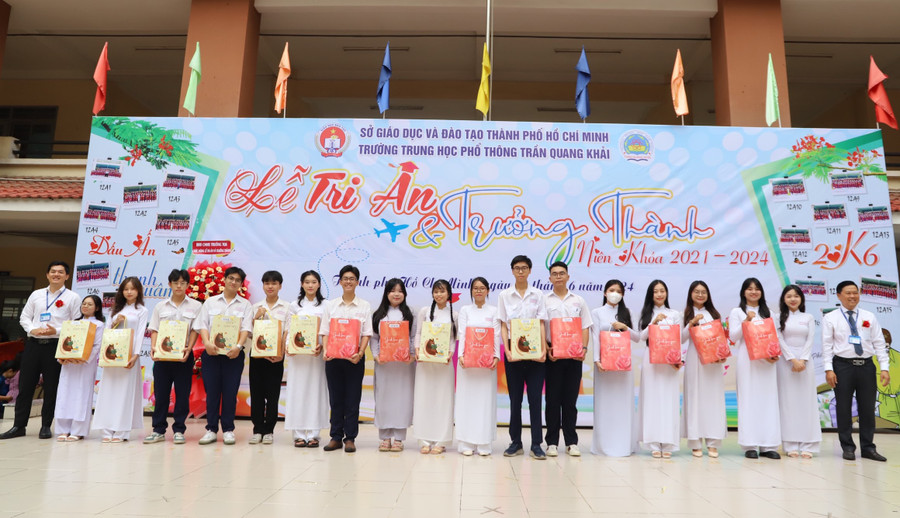 Ngày 22/6, Trường THPT Trần Quang Khải tổ chức lễ tri ân và trưởng thành cho học sinh lớp 12. Nhiều phụ huynh, giáo viên đã bật khóc khi nghe những tâm sự của các em. Sau 3 năm gắn bó dưới mái trường, đây là lần đầu tiên các em trải lòng về những niềm vui, nỗi buồn trong quá trình học tập.