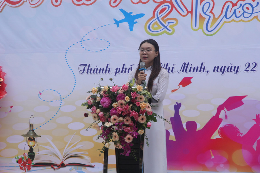 Học sinh phát biểu tri ân công lao của cha mẹ, thầy cô rất chân tình, đầy xúc động khiến cho nhiều thầy cô, phụ huynh và học sinh rưng rưng nước mắt.