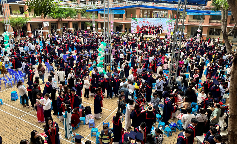 Toàn cảnh buổi lễ tri ân và trưởng thành của học sinh lớp 12 Trường THPT Trần Quang Khải.