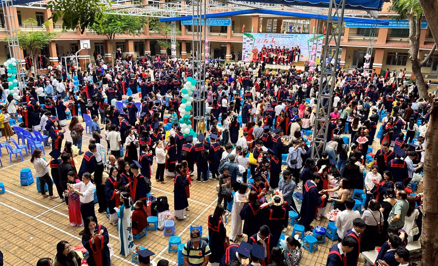 Toàn cảnh buổi lễ tri ân và trưởng thành của học sinh lớp 12 Trường THPT Trần Quang Khải.