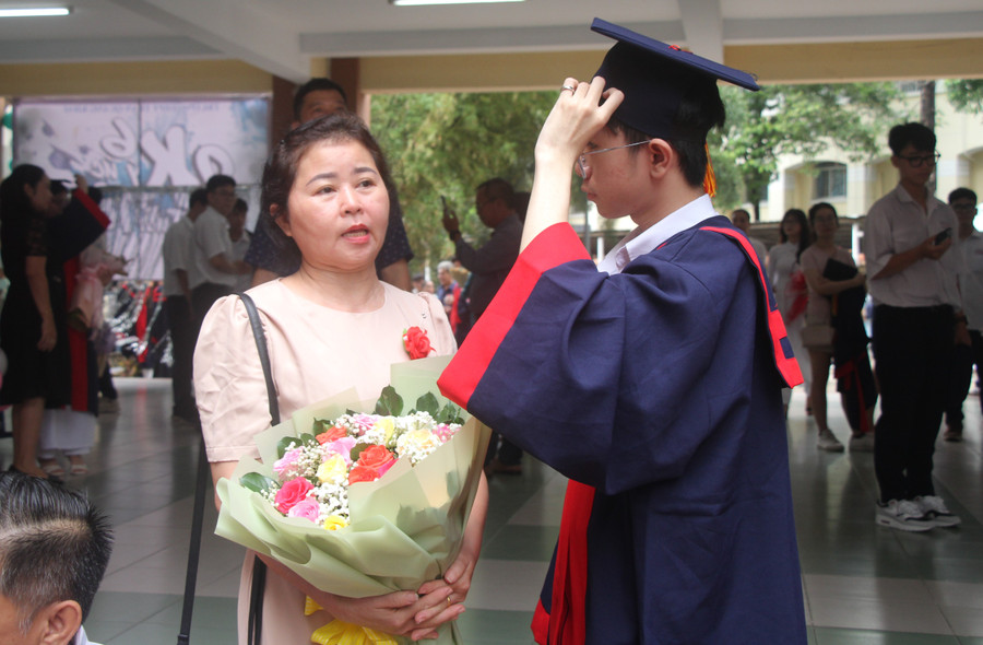 Một phụ huynh tâm sự với con trai tại lễ tri ân.