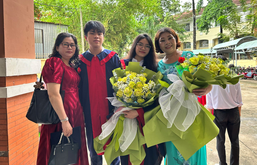 Các em học sinh lưu giữ lại khoảnh khắc cùng người thân.