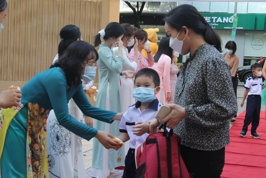 Học sinh tiểu học TPHCM trong ngày tựu trường. Ảnh chỉ mang tính minh họa.