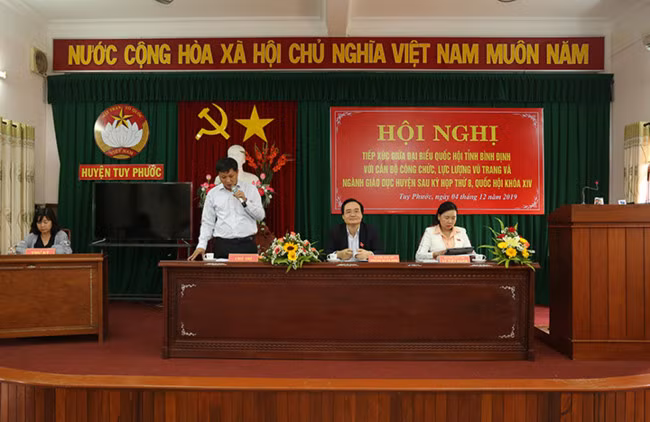 Bộ trưởng Phùng Xuân Nhạ tiếp thu ý kiến của cử tri tại huyện Tuy Phước.