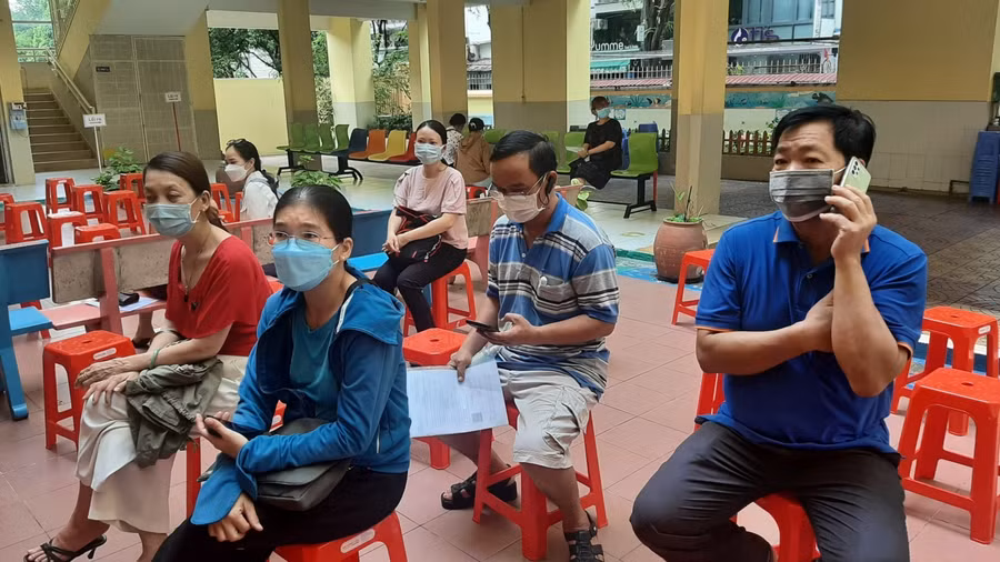 Nhiều phụ huynh đã đưa con đến các điểm tiêm từ rất sớm.