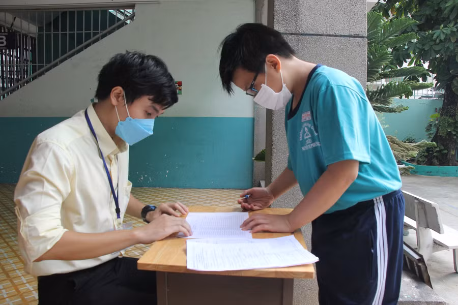 Học sinh trương THCS Nguyễn Tri Phương đến điểm tiêm.