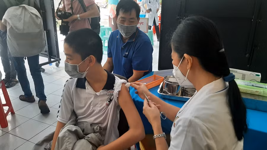 Phụ huynh vui mừng khi con được tiêm vắc xin ngừa Covid-19.