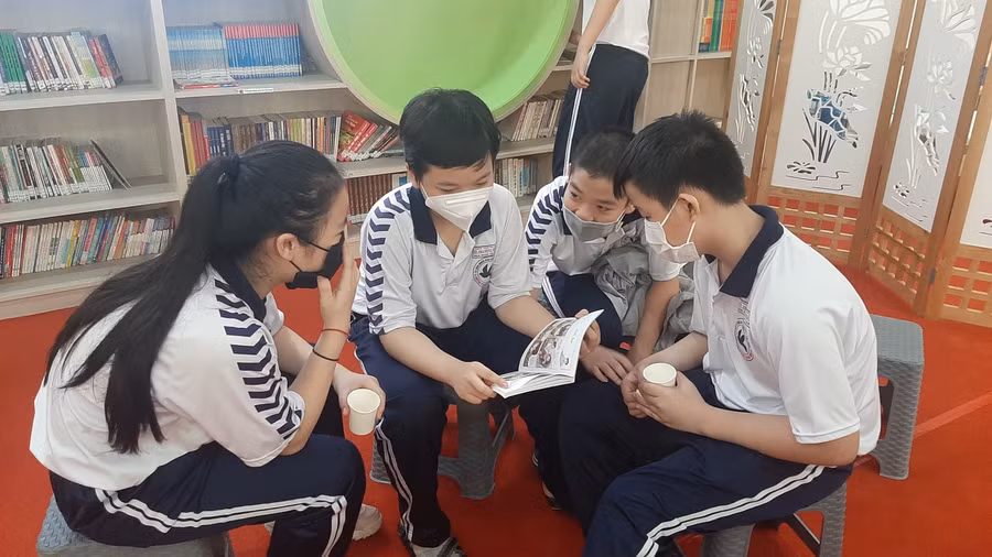 Học sinh trường THCS Võ Trường Toản ngồi chờ tiêm vắc xin.