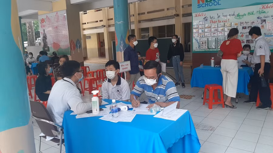 Học sinh trường THCS Võ Trường Toản tiêm tại điểm tiêm trường TH Nguyễn Bỉnh Khiêm.