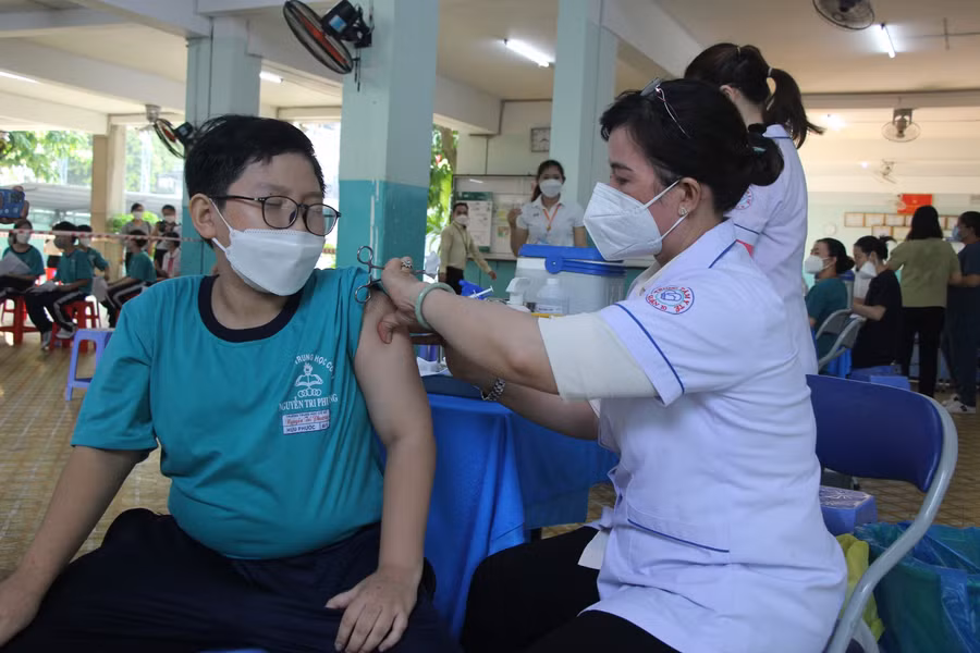 Em Trần Tô Hữu Phước, lớp 6/1 được tiêm đầu tiên tại điểm tiêm trường THCS Nguyễn Tri Phương.