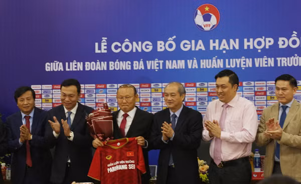 Thành công và ấn tượng đã giữ chân HLV Park Hang-seo bằng bản hợp đồng được ký kết kết thúc vào đầu năm 2020