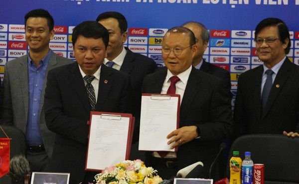 HLV Park Hang-seo chính thức ký gia hạn thêm 3 năm hợp đồng