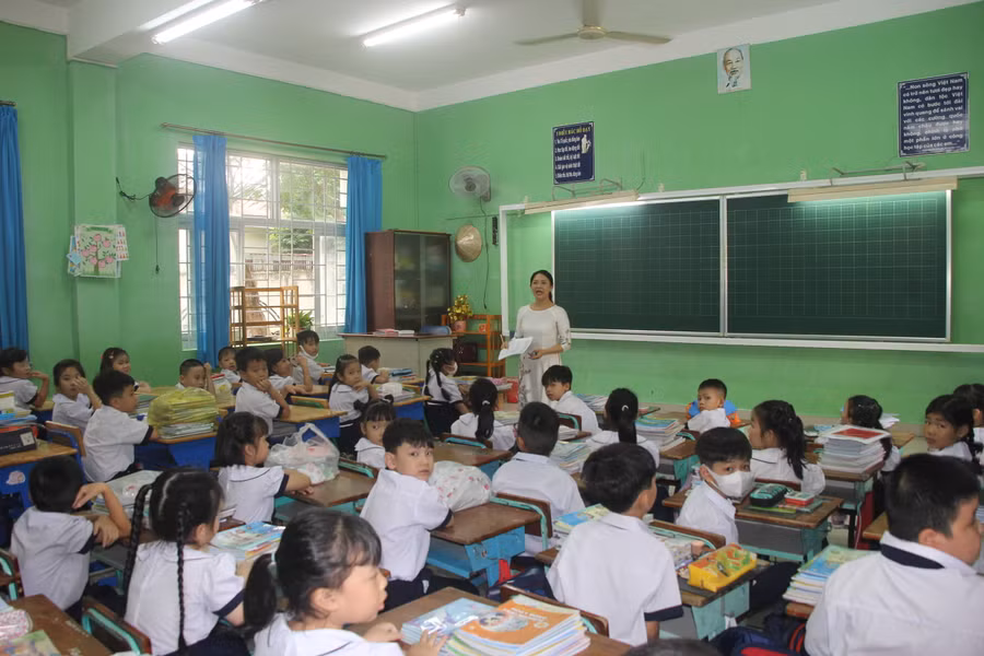 Học sinh Trường tiểu học Lê Văn Việt (TP Thủ Đức, TPHCM) trong ngày tựu trường.