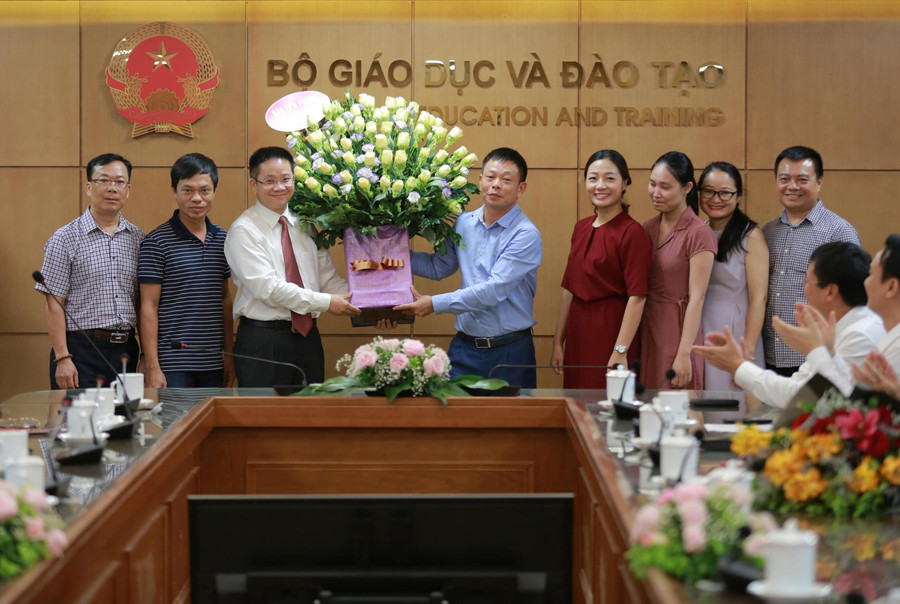 Ông Phùng Công Sưởng - Phó Tổng biên tập báo Tiền Phong tặng hoa chúc mừng ông Nguyễn Việt Hùng nhận nhiệm vụ mới. Ông Phùng Công Sưởng - Phó Tổng biên tập báo Tiền Phong tặng hoa chúc mừng ông Nguyễn Việt Hùng nhận nhiệm vụ mới.