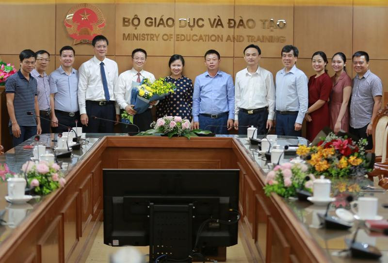 Lãnh đạo Bộ Giáo dục và Đào tạo cùng cán bộ, phóng viên báo Tiền Phong chúc mừng ông Nguyễn Việt Hùng nhận nhiệm vụ mới. Lãnh đạo Bộ Giáo dục và Đào tạo cùng cán bộ, phóng viên báo Tiền Phong chúc mừng ông Nguyễn Việt Hùng nhận nhiệm vụ mới.