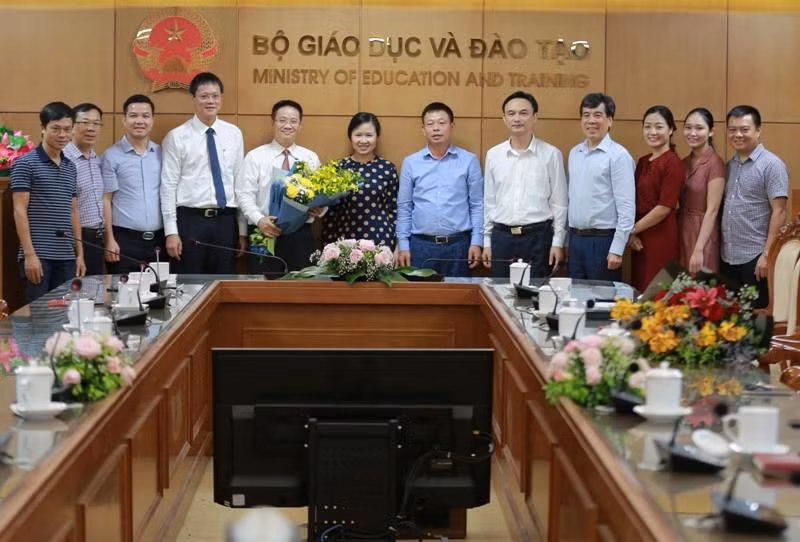 Lãnh đạo Bộ Giáo dục và Đào tạo cùng cán bộ, phóng viên báo Tiền Phong chúc mừng ông Nguyễn Việt Hùng nhận nhiệm vụ mới.