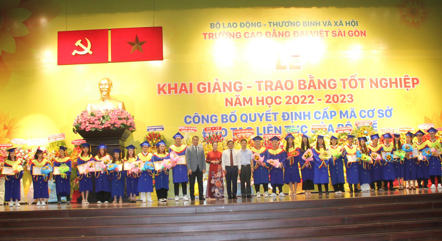 Các tân khoa có thành tích cao trong học tập nhận khen thưởng tại buổi lễ.
