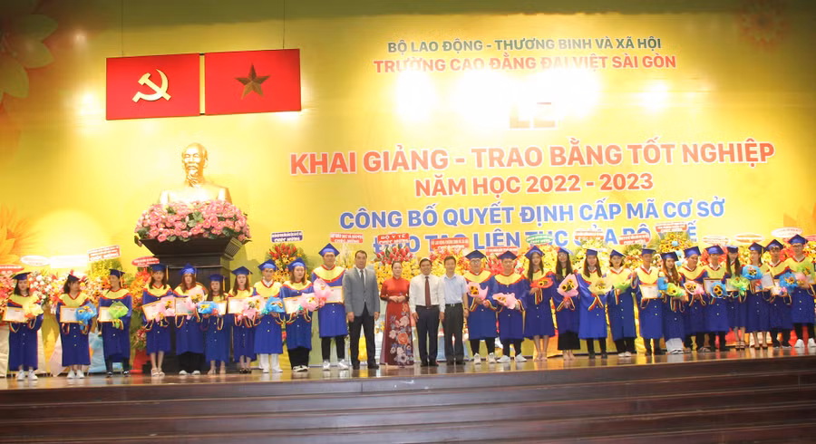 Các tân khoa có thành tích cao trong học tập nhận khen thưởng tại buổi lễ.