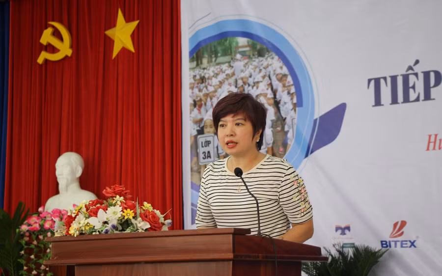 Nhà báo Dương Thanh Hương phát biểu tại chương trình.