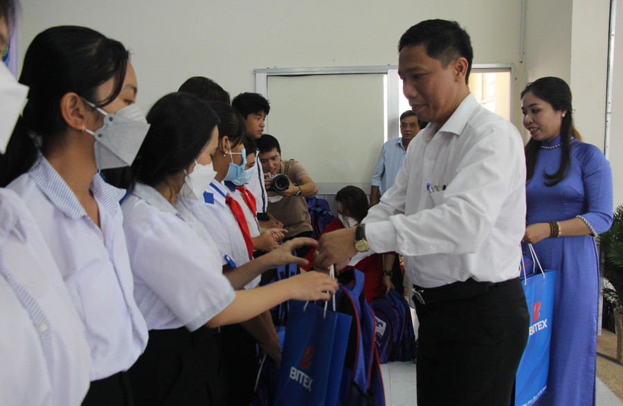 Ông Nguyễn Thực Hiện trao quà cho các em học sinh.