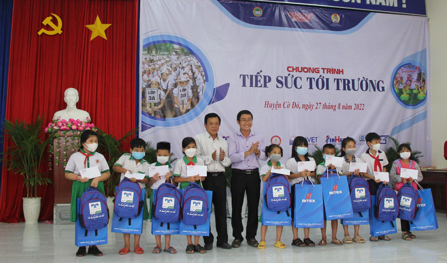 Đại diện phòng Chính trị tư tưởng, Sở GD&ĐT TP Cần Thơ và Báo GD&TĐ tại TP Cần Thơ trao học bổng cho các em học sinh nghèo.