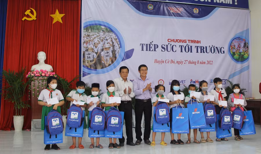 Đại diện phòng Chính trị tư tưởng, Sở GD&ĐT TP Cần Thơ và Báo GD&TĐ tại TP Cần Thơ trao học bổng cho các em học sinh nghèo.