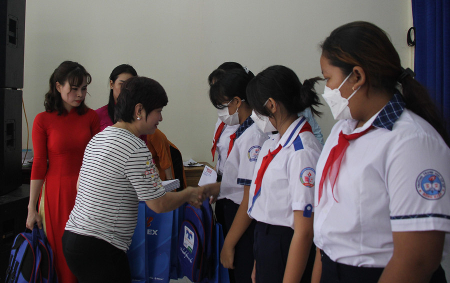 Nhà báo Dương Thanh Hương trao học bổng cho các em học sinh.