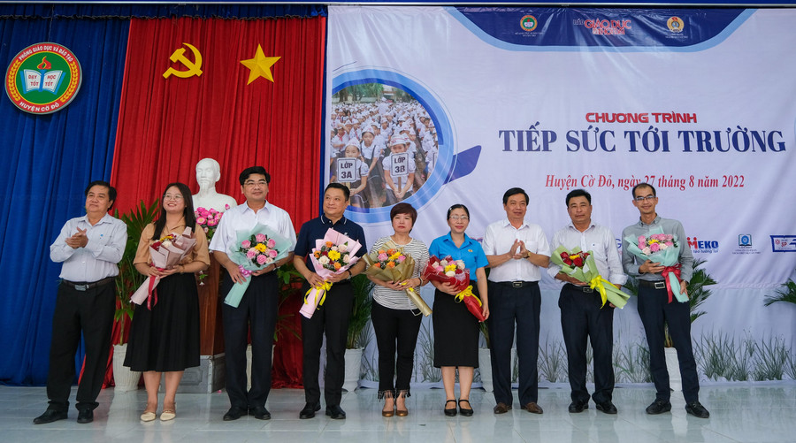 Ông Bùi Văn Kiêt, Phó Chủ tịch UBND huyện Cờ Đỏ tặng hoa cảm ơn các đơn vị.