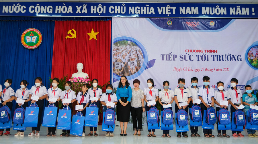 Lãnh đạo Báo GD&amp;TĐ cùng lãnh đạo Liên đoàn Lao động TP Cần Thơ trao quà và học bổng cho các em học sinh.