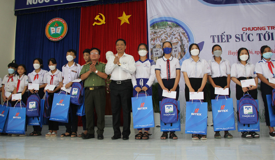 Ông Nguyễn Thực Hiện và Thiếu tướng Nguyễn Hồng Thái trao quà và học bổng cho các em học sinh.