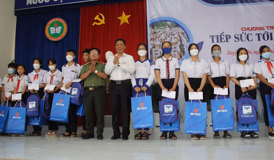 Ông Nguyễn Thực Hiện và Thiếu tướng Nguyễn Hồng Thái trao quà và học bổng cho các em học sinh.