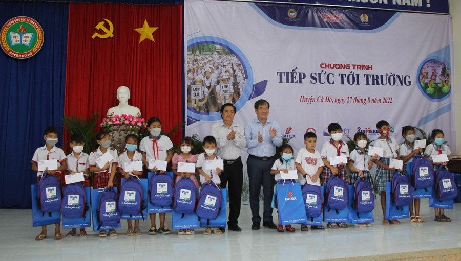 Lãnh đạo Sở GD&amp;ĐT TP Cần Thơ và Phòng GD&amp;ĐT huyện Cờ Đỏ trao học bổng cho các em học sinh.