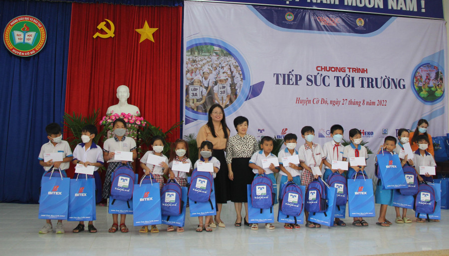 Nhà báo Nguyễn Thị Hương Giang, Phó Trưởng Cơ quan thường trú Báo GD&amp;TĐ tại TP và bà Lê Thị Minh Trí đại diện Công ty Bảo mật Nam Trường Sơn trao quà cho các em học sinh.