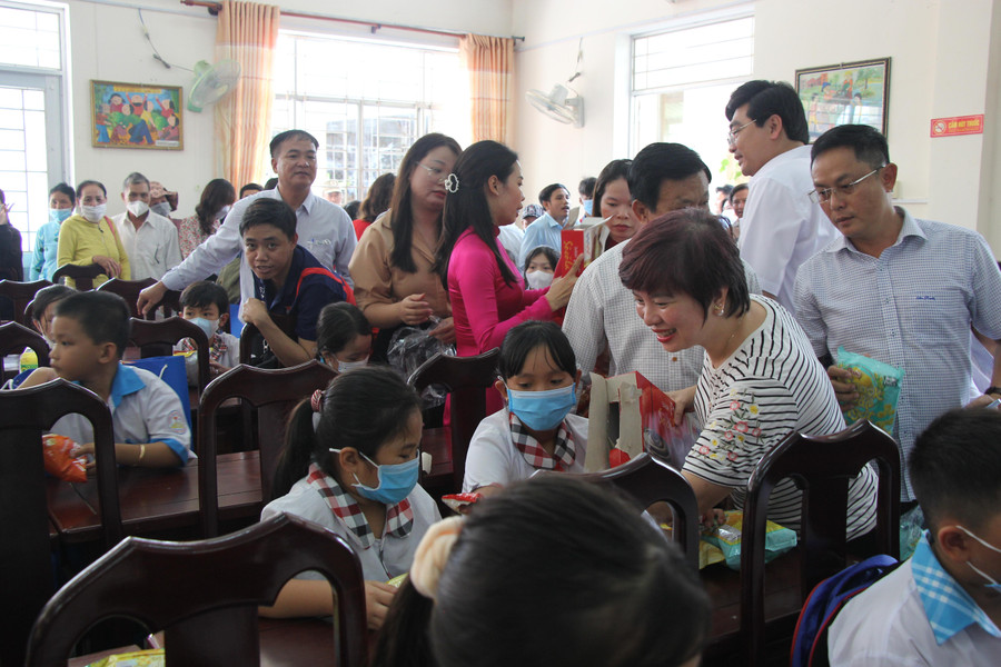 Nhà báo Dương Thanh Hương tặng bánh kẹo cho các em học sinh.