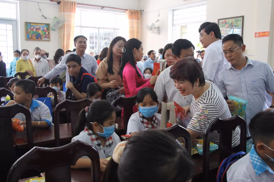 Nhà báo Dương Thanh Hương tặng bánh kẹo cho các em học sinh.