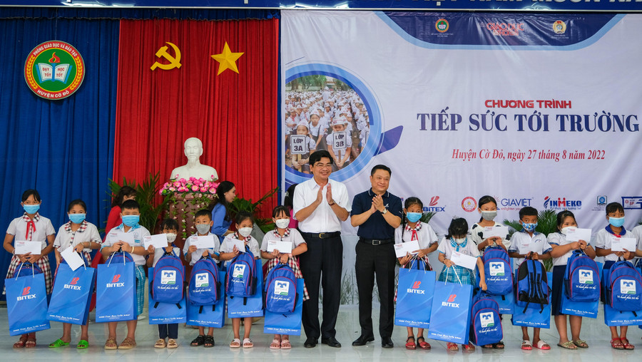 Ông Trần Thanh Bình và ông Võ Huấn Trực, Thường trực HĐQT Tập đoàn Bitex, kiêm Phó tổng Giám đốc Thường trực Công ty CP XNK Bình Tây trao quà cho các em học sinh.