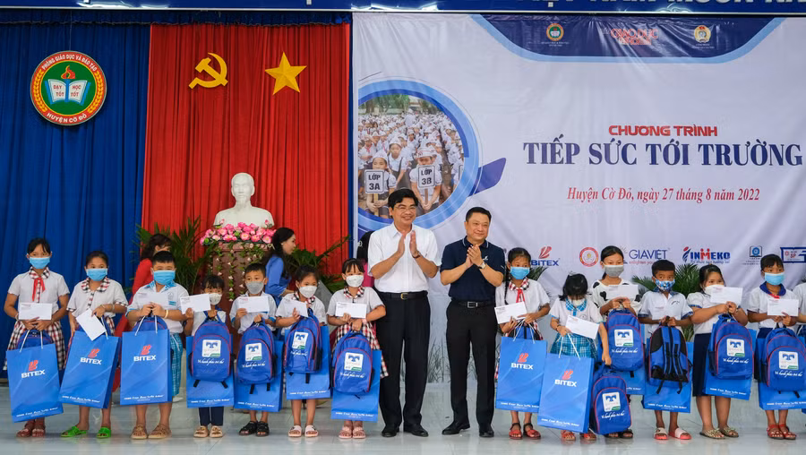 Ông Trần Thanh Bình và ông Võ Huấn Trực, Thường trực HĐQT Tập đoàn Bitex, kiêm Phó tổng Giám đốc Thường trực Công ty CP XNK Bình Tây trao quà cho các em học sinh.