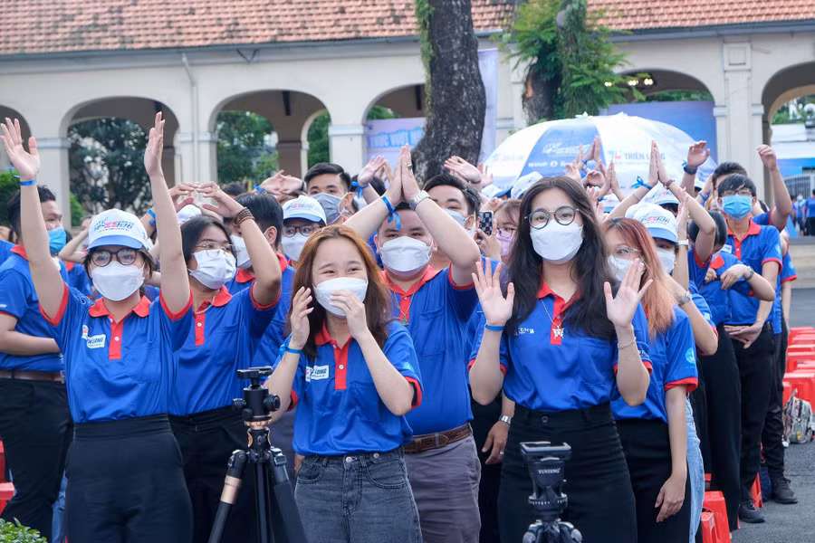 Đông đảo sinh viên tình nguyện tham gia Lễ ra quân chương tiếp sức mùa thi năm 2022. Ảnh: Ảnh: CLB Kỹ năng IUH.
