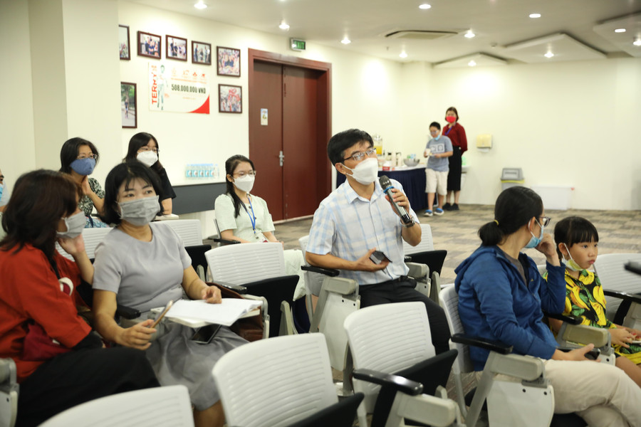 Phụ huynh đặt câu hỏi tại buổi hội thảo. Phụ huynh đặt câu hỏi tại buổi hội thảo.
