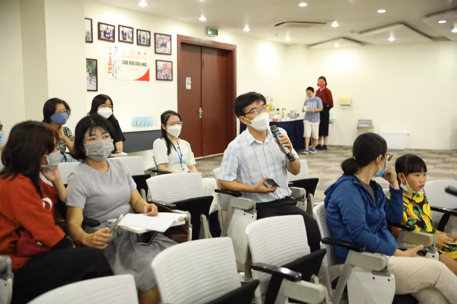 Phụ huynh đặt câu hỏi tại buổi hội thảo.