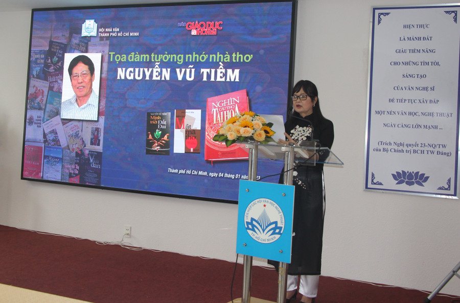 Nhà văn Bích Ngân chia sẻ tại toạ đàm.