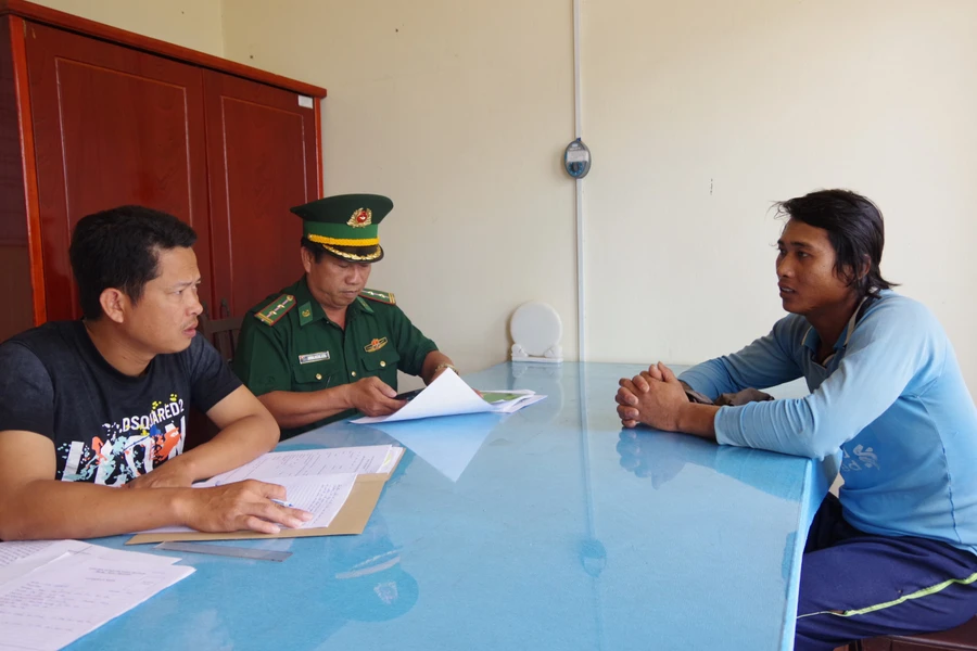 Đồn Biên phòng Trung Bình làm thủ tục bàn giao đối tượng Hữu Nghiêm cho Công an thị xã Giá Rai. 