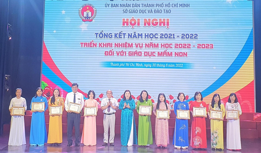 Lãnh đạo Phòng giáo dục mầm non và Văn phòng Đảng uỷ Sở GD&ĐT TPHCM trao giấy khen cho các tập thể. Lãnh đạo Phòng giáo dục mầm non và Văn phòng Đảng uỷ Sở GD&ĐT TPHCM trao giấy khen cho các tập thể.