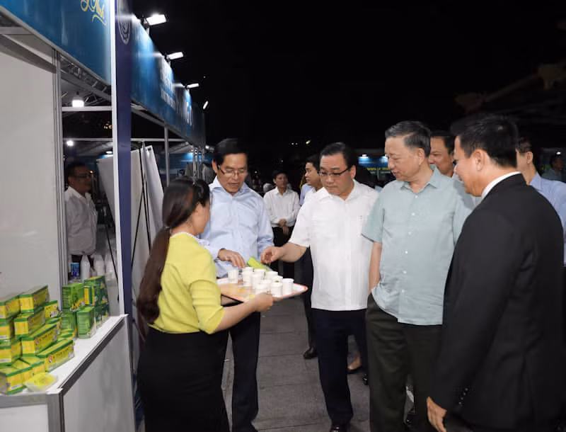 Lãnh đạo Bộ Công an, Thành phố Hà Nội tham quan các gian hàng của Tây Ninh.