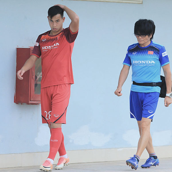 Việt Phong dính chấn thương.