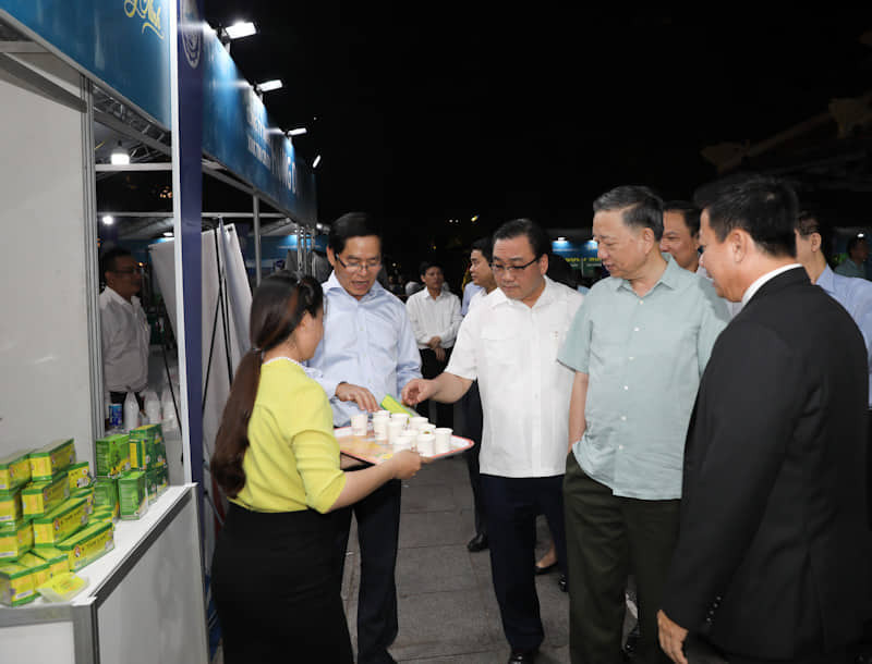 Lãnh đạo Bộ Công an, Thành phố Hà Nội tham quan các gian hàng của Tây Ninh. Lãnh đạo Bộ Công an, Thành phố Hà Nội tham quan các gian hàng của Tây Ninh.