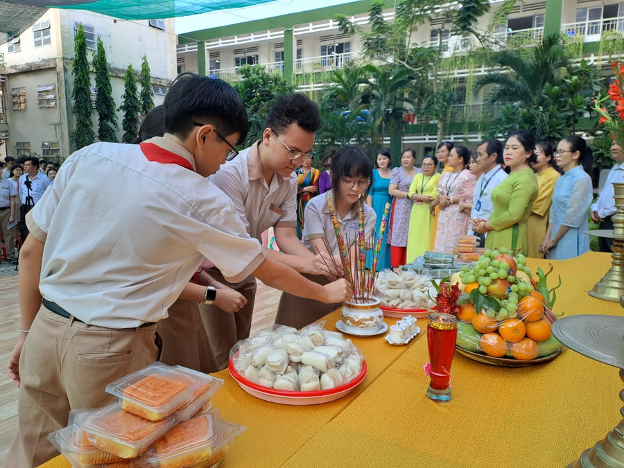 Học sinh Trường THCS Lương Định Của (TP Thủ Đức) dâng hương tưởng niệm các Vua Hùng dịp Giỗ Tổ Hùng Vương.