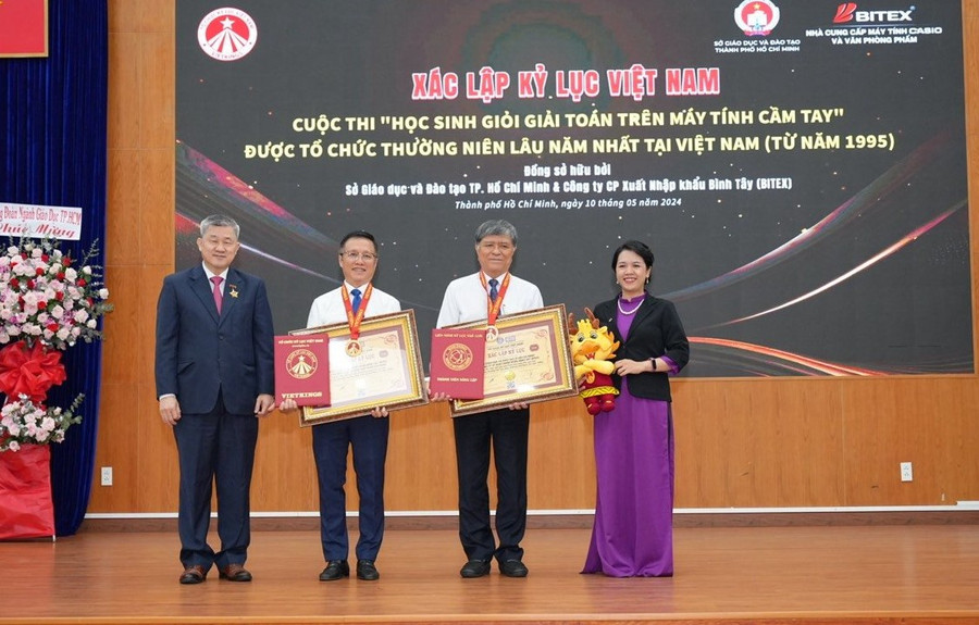 Sở GD&ĐT TPHCM và Công ty BITEX đón nhận kỷ lục “Kỳ thi học sinh giỏi giải toán trên máy tính cầm tay thường niên lâu năm nhất tại Việt Nam (từ năm 1995)”. Sở GD&ĐT TPHCM và Công ty BITEX đón nhận kỷ lục “Kỳ thi học sinh giỏi giải toán trên máy tính cầm tay thường niên lâu năm nhất tại Việt Nam (từ năm 1995)”.