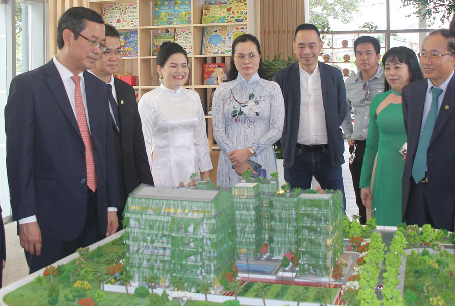 Thứ trưởng Nguyễn Văn Phúc (ngoài cùng bên trái) cùng các đại biểu tham quan sa bàn Trường Tiểu học-THCS-THPT Khải Hoàn-Nam Sài Gòn.